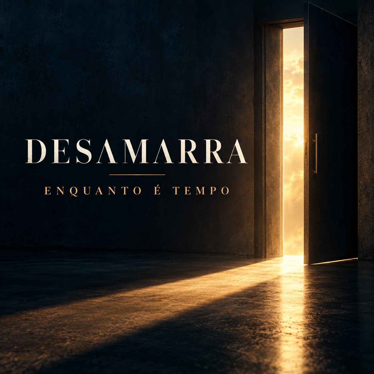 Capa oficial DESAMARRA Enquanto É Tempo, com uma porta iluminada